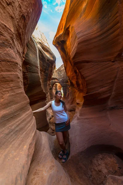 Girl Hiker in Peekaboo Gulch — Stockfoto