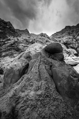 Siyah ve beyaz kaya oluşumları ile dramatik gökyüzü Cottonwood olabilir