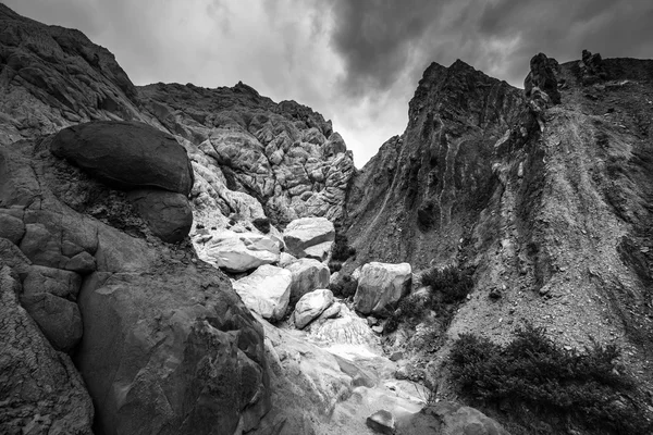 Siyah ve beyaz kaya oluşumları ile dramatik gökyüzü Cottonwood olabilir — Stok fotoğraf