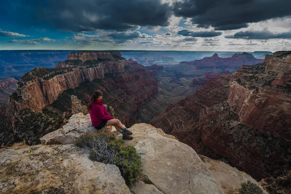 Turysta patrząc w dół Cape Royal wychodzą na Grand Canyon North Rim Wo — Zdjęcie stockowe