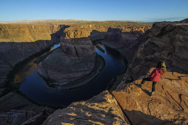 Chica excursionista de pie al borde de la curva de herradura Página Arizona —  Fotos de Stock