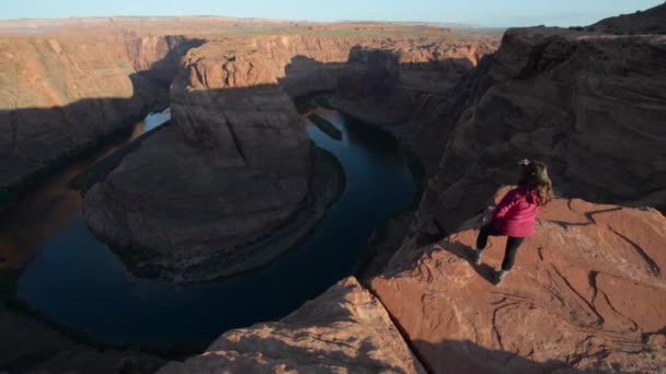 Meisje wandelaar permanent aan de rand van Horseshoe Bend pagina Arizona — Stockvideo