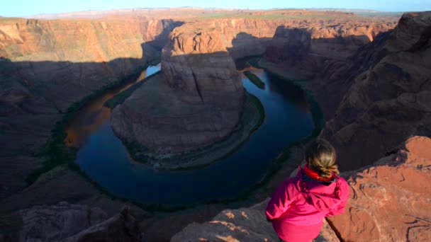 Dziewczyna wycieczkowicz stojący na skraju Horseshoe Bend strony Arizona — Wideo stockowe