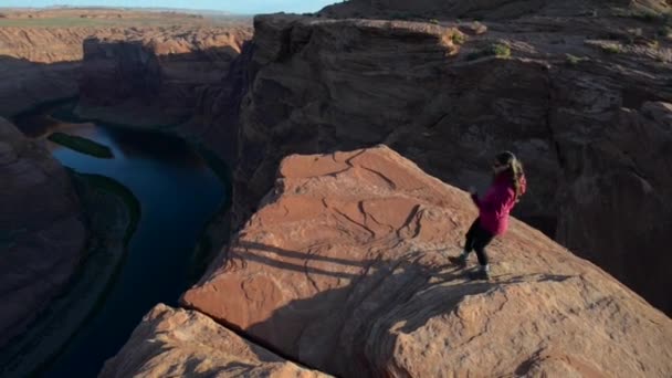 Caminhante menina de pé na borda da ferradura página de curvatura Arizona — Vídeo de Stock