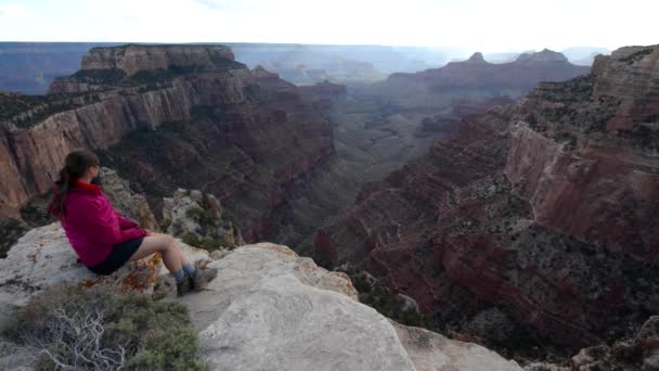 Wandermädchen am hellen Engelspunkt Grand Canyon Nordrand — Stockvideo