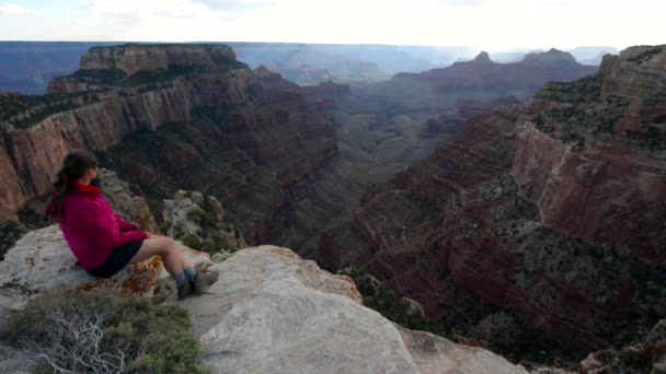 Turysta dziewczyna w Angel jasny punkt Grand Canyon North Rim — Wideo stockowe