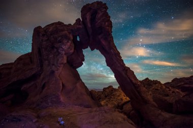 Gece Valley of Fire Nevada Rock'ta fil