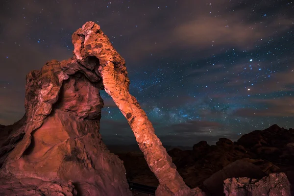 在夜晚火焰谷内华达的大象岩 — 图库照片
