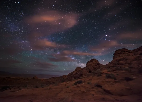 Gyönyörű éjszakai csillagos eget emelkedő Tejút Valley of Fire — Stock Fotó