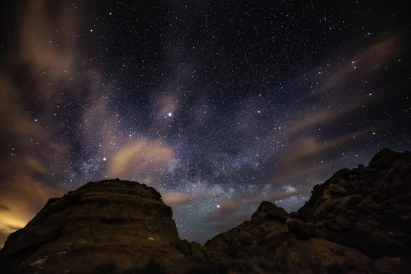 火の天の川の谷の上昇と美しい夜星空 — ストック写真