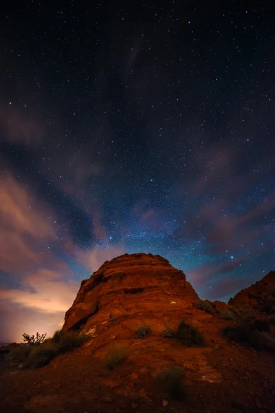 Hermosa noche cielo estrellado sobre el Valle del Fuego Parque Estatal Ne —  Fotos de Stock