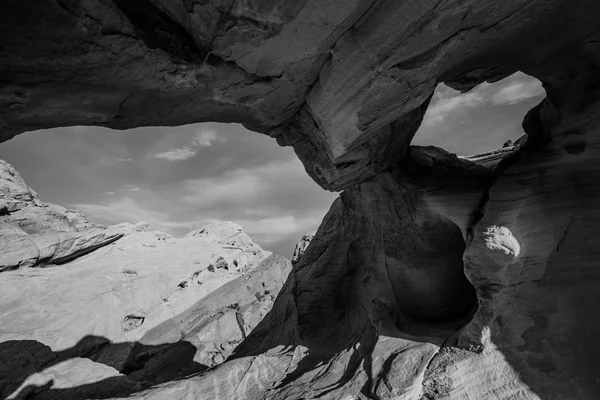 Dvojitý oblouk černá a bílá abstraktní Rock formace údolí F — Stock fotografie