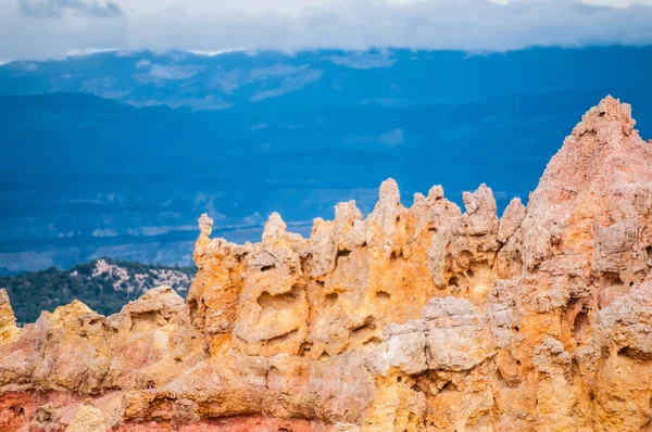 Bryce Canyon Hoodoos detail pozadí modré hory — Stock fotografie