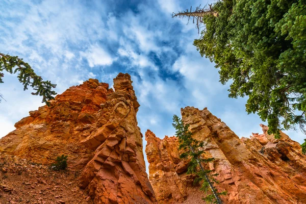 Bryce Hoodoos from the ground up with blue sky — Stock Photo, Image