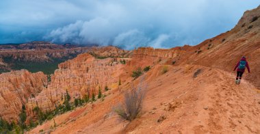 Kız Hiker izinde Peek-a-boo döngü Bryce Canyon