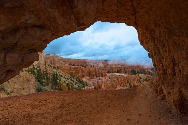 Arc de grès Bryce Canyon Sentier de boucle Peek-a-boo — Photo