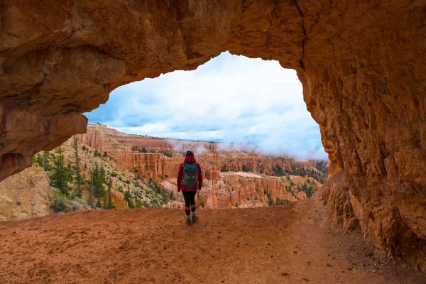 Girl Backpacker under Sandstone Arch Peek-a-boo Bryce — Stock Photo, Image