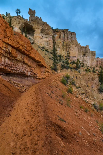 Looking up the Trail Bryce Canyon Peek-a-boo — Stock Photo, Image
