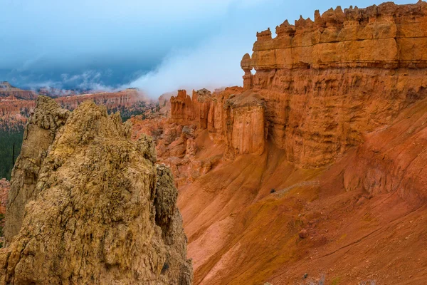 Cañón de Bryce Paisaje formaciones rocosas multicolores — Foto de Stock