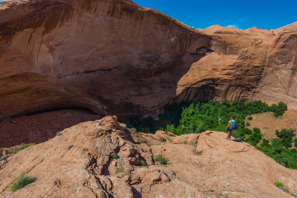 Woman Hiker at Jacob Hamblin Arch Coyote Gulch — Stock Photo, Image