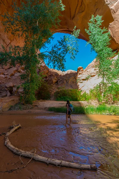 Mochilero excursionista mujer cerca de Jacob Hamblin Arch Coyote Gulch — Foto de Stock