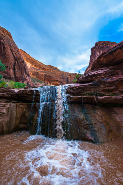  США, Utah, Escalante Wilderness. Водопад в заливе Койот
