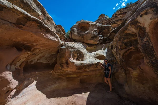 Girl hiker inside a pocket carved by water and erosion Grand Was — Stock Photo, Image