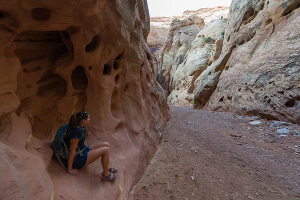 Girl hiker inside a pocket carved by water and erosion Grand Was — Stock Photo, Image