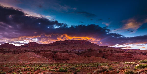 Coucher de soleil magnifique ciel sur Butte — Photo