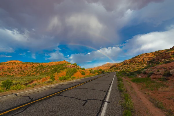 Duplo arco-íris sobre a estrada — Fotografia de Stock