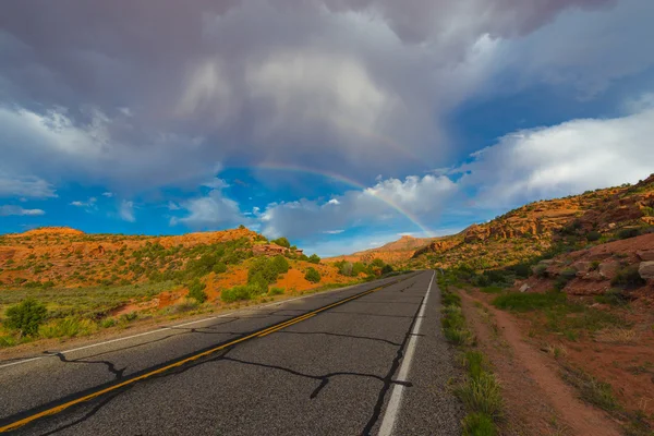 Double arc-en-ciel sur la route — Photo