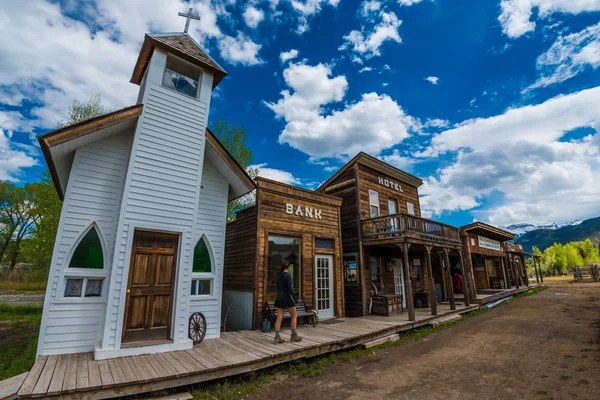 Femme marchant à travers le Ranch Ridgeway de Hag Colorado — Photo