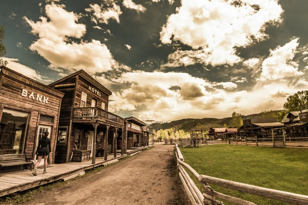 Mujer caminando por la Hag 's Ranch Ridgeway Colorado — Foto de Stock