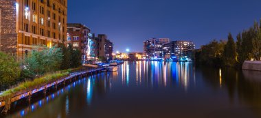 Milwaukee River yürüyüş geceleri 
