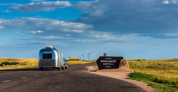 Remolque de coche y viaje que entra en el Parque Nacional — Foto de Stock