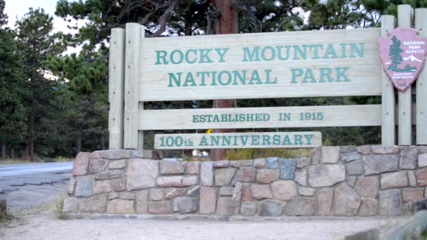 Rocky Mountain Nemzeti Park bejárata 100 éves jubileuma — Stock videók