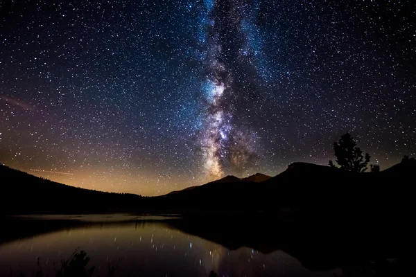 Отражение Млечного Пути в ландшафте озера Лили в Колорадо — стоковое фото