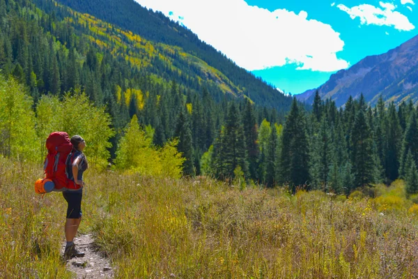 Uzun yürüyüşe çıkan kimse Backpacker Colorado Güz