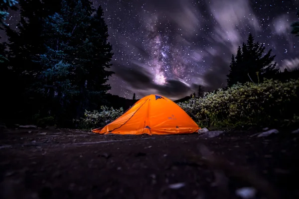 Палатка под Млечным Путем — стоковое фото
