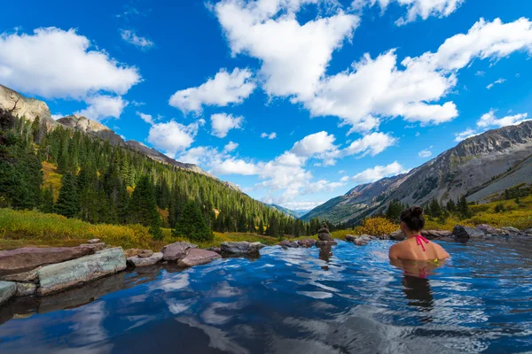 Chica en las aguas termales del enigma — Foto de Stock