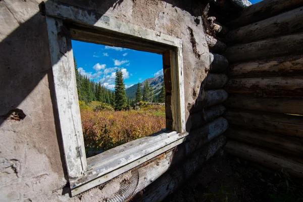 Paisaje de Colorado enmarcado en viejas ruinas de cabina de marco de ventana cerca de C —  Fotos de Stock