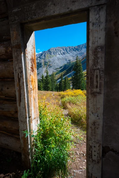 Colorado Paesaggio incorniciato da vecchie rovine di cabine vicino a Conundrum Hot — Foto Stock