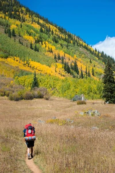 Tramp žena s velkým batohem rocky mountain — Stock fotografie