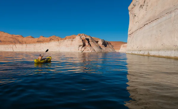 Kayaker brodzik spokojnych wodach jeziora Powell Utah — Zdjęcie stockowe