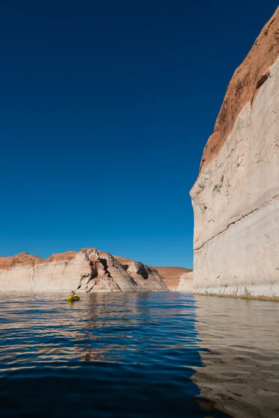 Kayaker paddling the calm waters of Lake Powell Utah — Stock Photo, Image