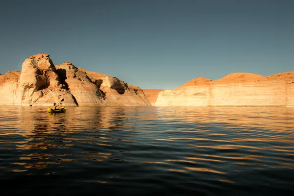 Kajakář pádlování klidné vody jezera Powell Utah — Stock fotografie