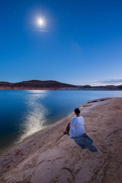 Sob a luz da Lua Mulher sentada junto ao lago — Fotografia de Stock