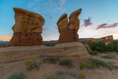Hoodoos günbatımı Devils Garden