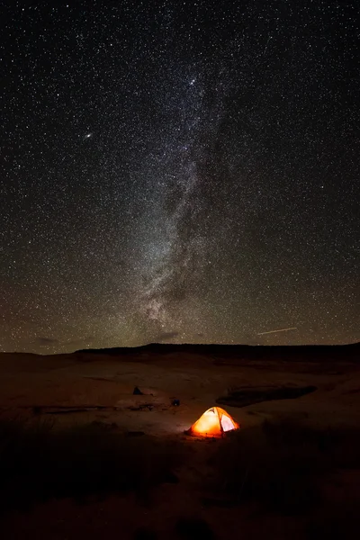 Одноместный шатер под Млечным Путем — стоковое фото