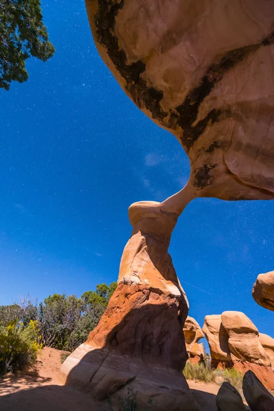 Metate Arch Devils Garden Escalante por la noche —  Fotos de Stock